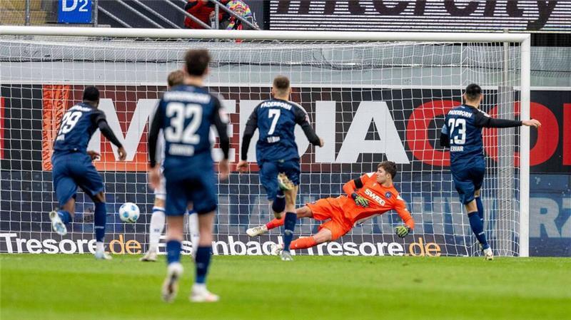Karlsruhe springt nach Sieg in Paderborn an Tabellenspitze Der Anschlusstreffer für Paderborn durch Obermair.