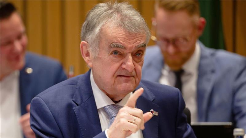 Millionen-Coup: Bank-Einbrecher kamen durch manipulierte Tür Der Anspruch der Ermittler sei: „Das Ding klären wir auf“, sagt NRW-Innenminister Herbert Reul (CDU).