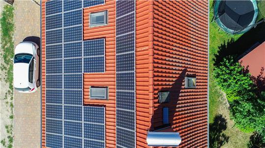 Der Anstieg der Öl- und Benzinpreise führt zu verstärkter Nachfrage nach Solaranlagen und Elektroautos. (Symbolbild)