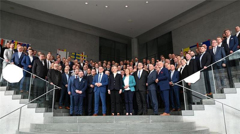 Gut jeder zehnte Abgeordnete hat Migrationshintergrund Der Anteil von Menschen mit Migrationshintergrund ist in keiner Fraktion so niedrig wie bei der AfD.