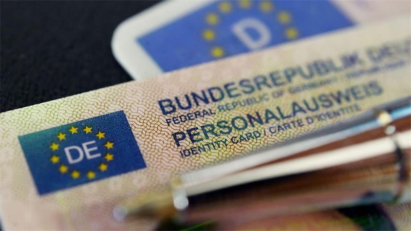 Der Antrag auf einen neuen Personalausweis soll demnächst weitgehend online möglich sein. (Symbolbild)