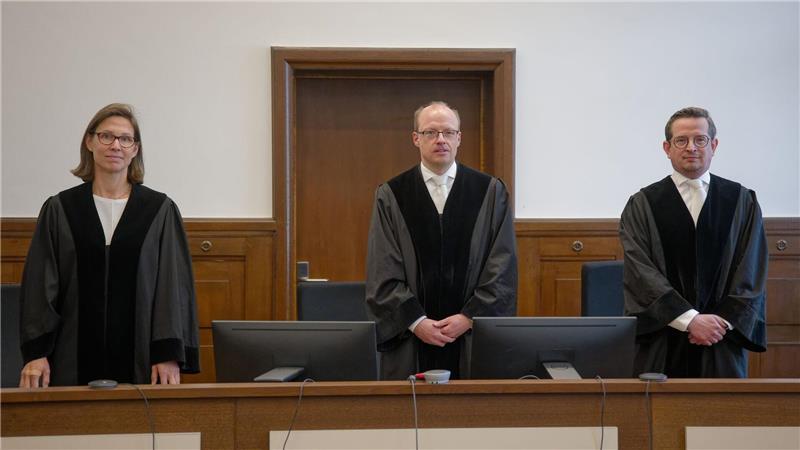 Meta darf Facebook-Daten für KI-Training nutzen Der Antrag der Verbraucherzentrale sei unbegründet, sagte der Vorsitzende Richter Oliver Jörgens (M).