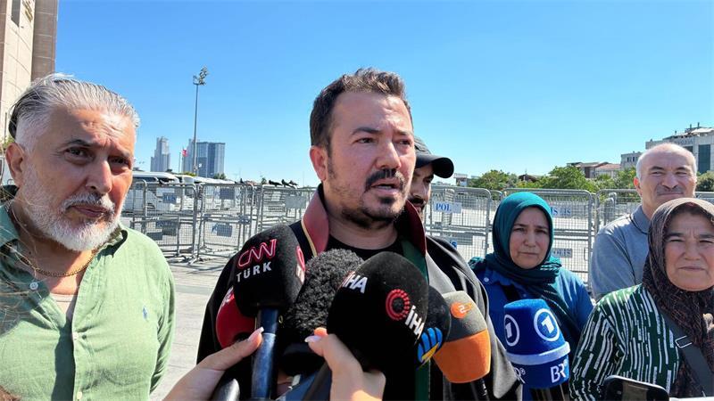 Der Anwalt der verstorbenen Hamburger Familie begrüßt die hohen Haftstrafen vor dem Gerichtsgebäude in Istanbul. 