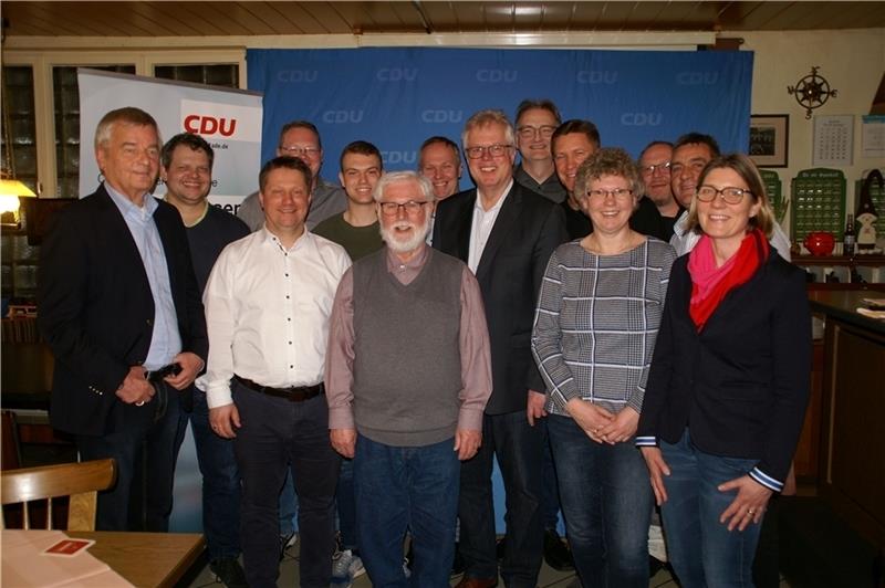Der Anwalt und Ratsherr Michael Eble (7. von rechts) ist der neue Vorsitzende der CDU in Jork. Stellvertreter sind Antje Priester-Wolf (rechts vorne), Silja Köpcke (2. von rechts vorne) und Sven Heinsohn (5. von rechts).