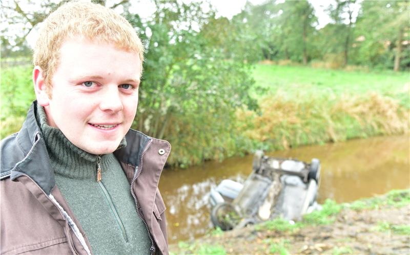 Der Anwohner Christoph Kruse vor der Unfallstelle: Er springt ins Wasser und befreit die Fahrzeuginsassin aus dem Wrack. Foto Beneke