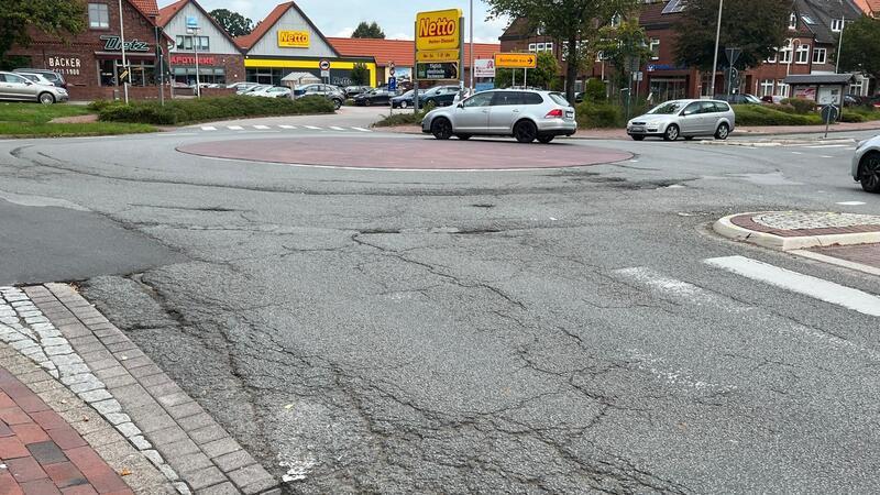 Der Apenser Kreisel soll Ende Oktober gesperrt werden. Besonders die Geschäfte sind Leidtragende.