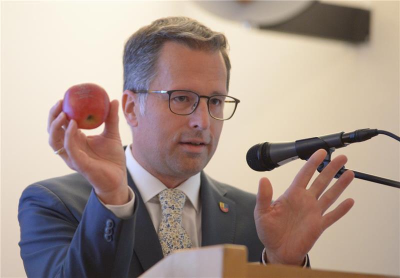 Der Apfel als Symbol für eine gute Gesundheit: Landrat Kai Seefried gibt den Elbe Kliniken maximalen Support.