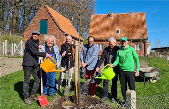 Der „Apfel des Jahres“ in Norddeutschland 2026 wurde im Freilichtmuseum gepflanzt: Matthias Schuh, Eckhart Brandt, Thomas Schönberger, Stefan Zimmermann, Ulrich Kubina und Bernhard Kolter (von links).