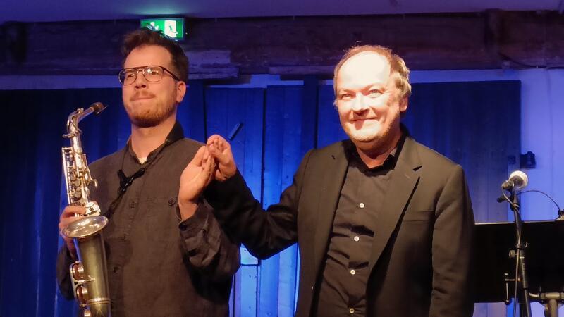 Der Applaus war ihnen sicher: Saxofonist Vincent Dombrowski und Sprecher Jens Wawrczek.