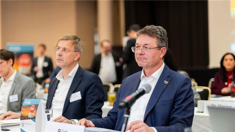 Der Arbeitgeberverband fordert dagegen Lohnzurückhaltung.