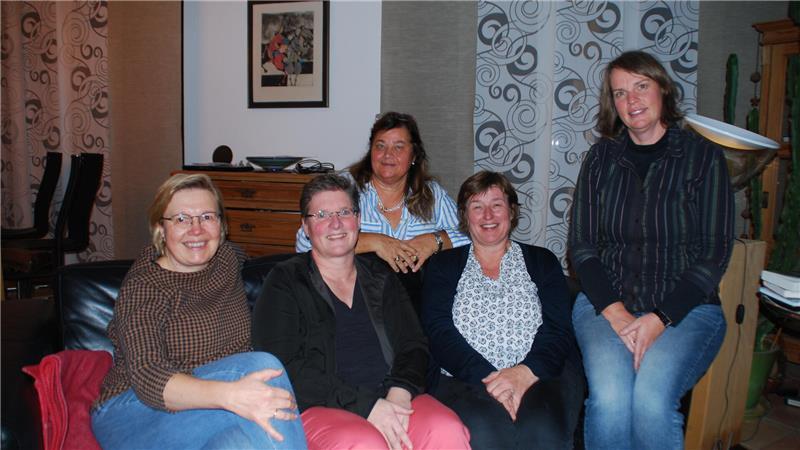 Zu Gast in Apensen: Besuch aus Sachsen und der Bretagne Der Arbeitskreis Apensen/Ploërmel/Gornau plante die Partnerschaftswoche - hier (von links) mit Petra Viets, Annette Albrecht, Andrea Holzmüller, Astrid Broers und Ina Sommer.