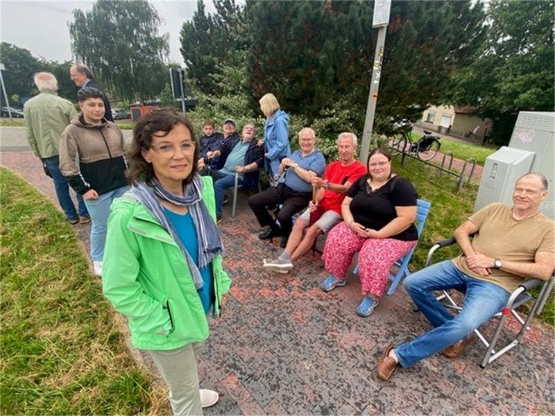 Der Arbeitskreis Cranz um Gudrun Schittek (vorne links) fordert mehr Bänke auf dem Este-Deich in Cranz. Foto: AK Cranz