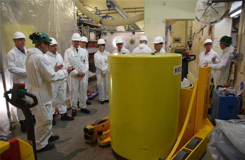 Der Arbeitskreis Umwelt der CDU-Fraktion im Landtag besuchte auf Einladung von Kai Seefried das Kernkraftwerk. Im Vordergrund ein Container, der später im Schacht Konrad gelagert werden soll. Foto: Strüning