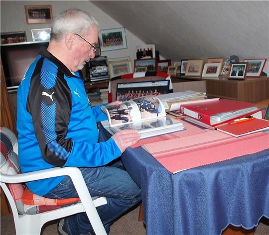 Der Archivar blättert gerne in einem der vielen Alben. Foto: Albrecht