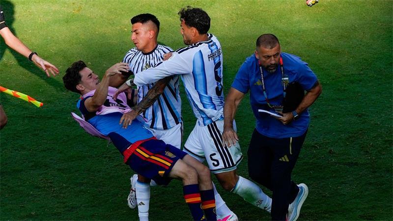 Spaniens WM-Helden: Titel-Party als „Retter des Fußballs“ Der Argentinier Leandro Paredes (2. vr) zeigt sich als schlechter Verlierer.