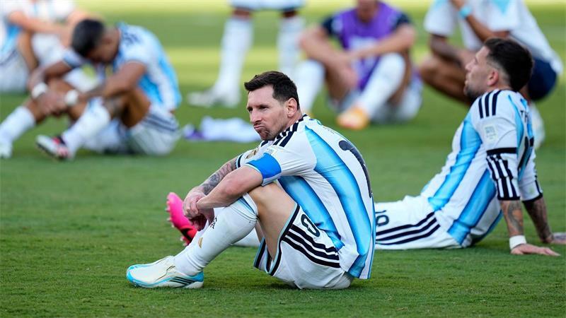 Der Argentinier Lionel Messi reagiert nach dem Spiel. 