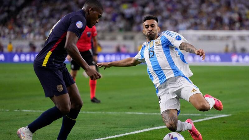 Trotz Elfer-Patzer von Messi: Argentinien in Copa-Halbfinale Der Argentinier Nicolas Gonzalez (r) im Zweikampf mit Carlos Gruezo aus Ecuador.