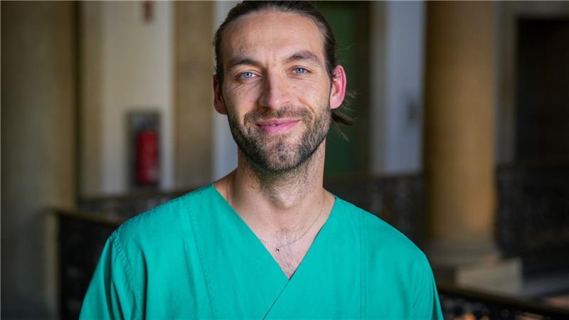 Der Arzt Jasper Iske will mit seinen Videos im Netz gegen Lügen angehen.