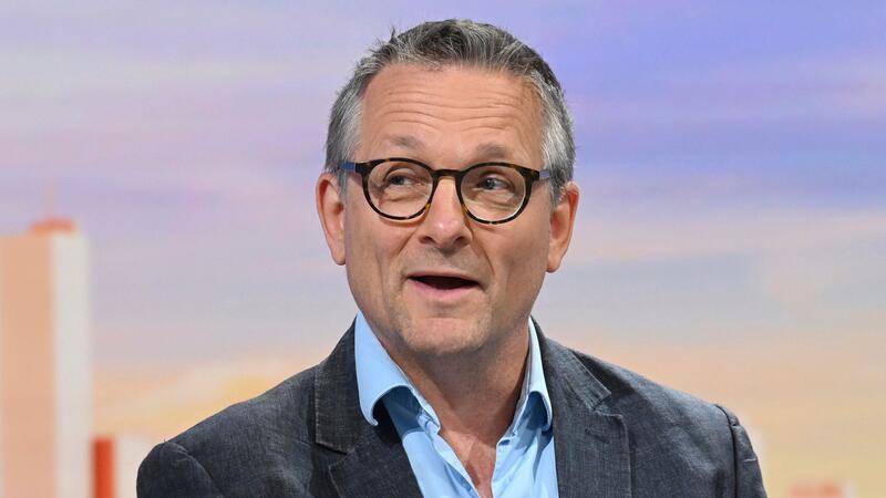 Britischer TV-Moderator tot auf Insel Symi entdeckt Der Arzt und Fernsehmoderator Michael Mosley ist auf der Insel Symi ums Leben gekommen.