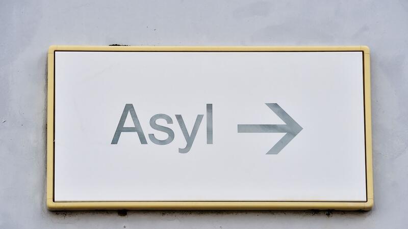 Mehrheit hält Asylpolitik-Beschlüsse für wenig wirksam Der Aspekt Migration treibt die Bürger weiter um: Mit 52 Prozent bezeichnet eine Mehrheit Themen, die in diesem Zusammenhang stehen, in der Umfrage als die derzeit wichtigsten politischen Probleme in Deutschland.