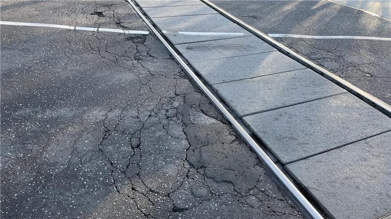 Der Asphalt am Bahnübergang auf der Buxtehuder Straße im März 2025.