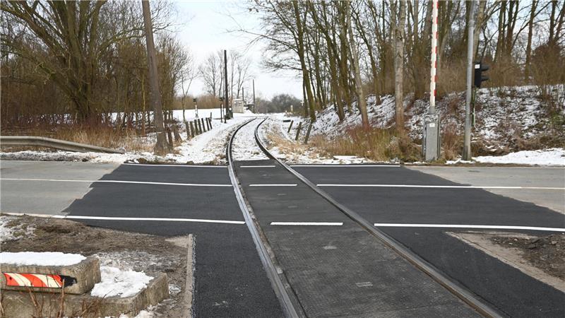 Der Asphalt auf der Landesstraße 111/Buxtehuder Straße in Stade wurde ausgebessert.