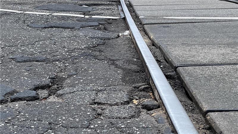 Der Asphalt im Bereich des Bahnübergangs auf der Landesstraße 111/Buxtehuder Straße vor der Sanierung ...