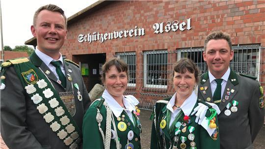 Der Asseler Schützenkönig Ingo Thiele, Adjutantin und Ehefrau Carola Gabsdiel-Thiele, Christina Gabsdiel-Suhr und Ehemann und Adjutant Dirk Suhr (von links) feiern mit ihrem Verein ein ganz besonderes Jahr.
