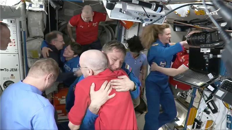 Rückkehr-Mission für gestrandete Astronauten erreicht ISS Der Astronaut Don Pettit (M, unten) umarmt Kirill Peskow, nachdem die SpaceX-Kapsel an die ISS angedockt hat.
