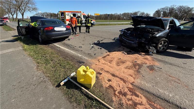Der Audi A3 und der Audi A4 stießen am Abzweig nach Groß Sterneberg zusammen.