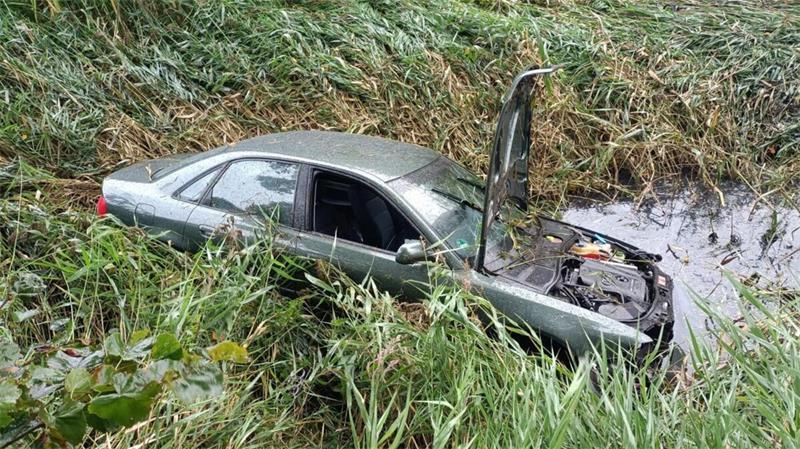 Auffahrunfall auf B73 in Wingst – Wischhafenerin verletzt Der Audi A6 des 18-jährigen Fahrers landete nach dem Unfall auf der L144 bei Bülkau-Süderende in einem wasserführenden Graben.