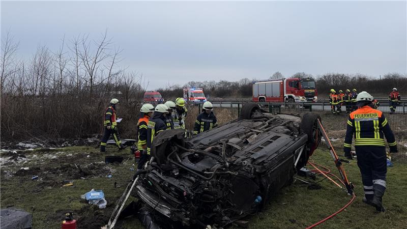 Der Audi A6 hat sich an der A1 bei Bockel überschlagen.