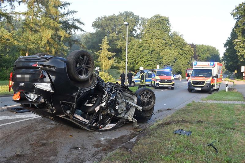 Der Audi Q7 blieb auf dem Dach liegen, der Fahrer (26) wurde schwer verletzt. Foto: Vasel