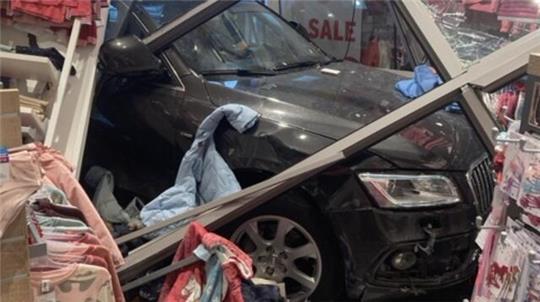 Der Audi der 74-Jährigen kam unmittelbar in einer Malecke in dem Bekleidungsgeschäft zum Stehen.