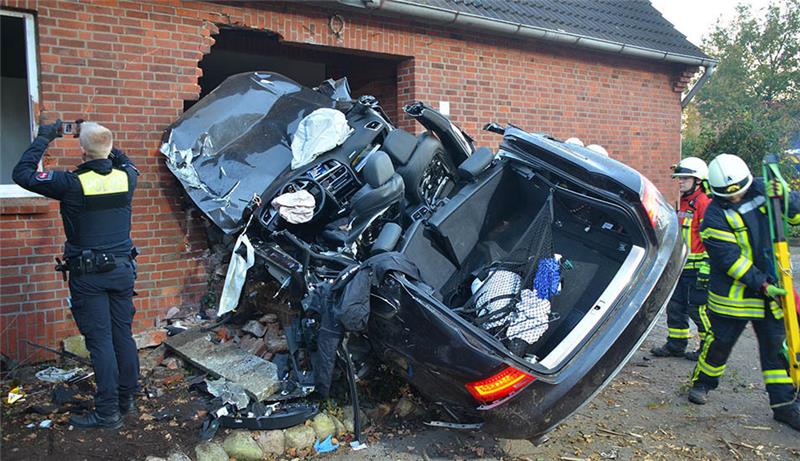 Audi kracht in Haus in Bargstedt - 100.000 Euro Schaden Der Audi krachte in die Hauswand. Der Fahrer wurde dabei schwer verletzt. Foto: Polizei