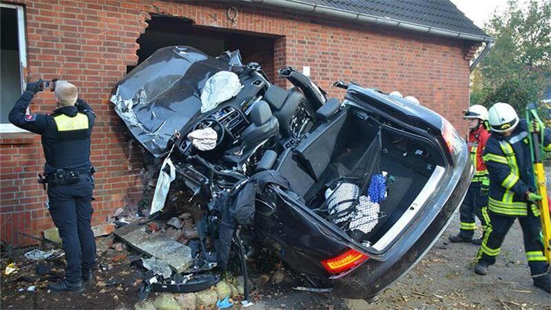Der Audi krachte in die Hauswand. Der Fahrer wurde dabei schwer verletzt. Foto: Polizei