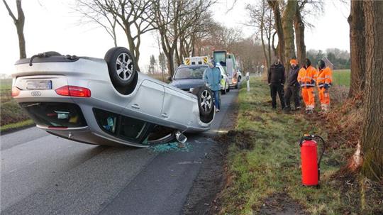 Der Audi landet nach der Kollision mit dem Baum auf dem Dach liegend auf der Fahrbahn.