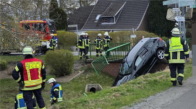 Der Audi landete in einem Kanal, nachdem der Fahrer das Brückengeländer durchbrochen hatte.