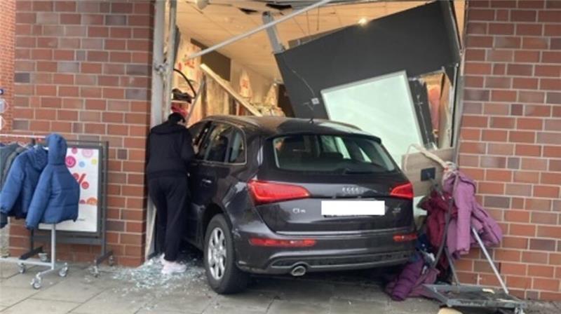 Der Audi rauschte passgenau durchs Schaufenster. Das Mauerwerk blieb dem Anschein nach unbeschadet.