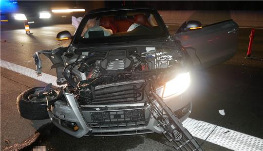 Der Audi war auf einen Sattelschlepper aufgefahren. Foto: Polizei