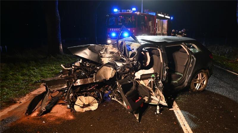 Der Audi wurde bei dem Aufprall total deformiert.