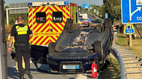 Der Audi wurde durch den Unfall auf das Dach geschleudert.