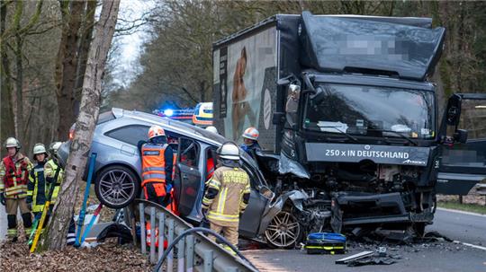 Der Audi wurde durch die Wucht des Aufpralls mit dem Heck auf die Leitplanke geschleudert.
