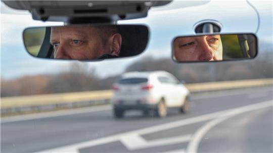 Der Auffahrende verklagte die Fahrerin – sie habe den Unfall verursacht. (Symbolbild)