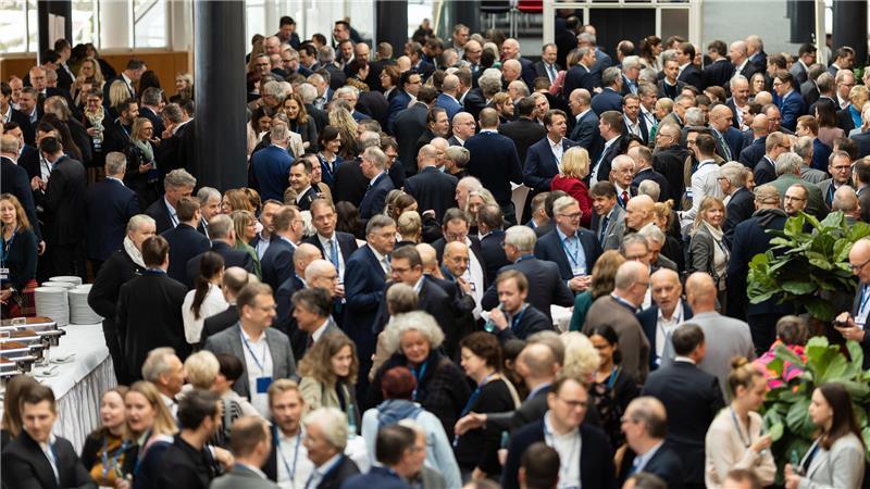 Die unangenehmen Weisheiten des LinkedIn-Gründers aus Zeven Der Aufgalopp im Stadeum-Foyer wird gern zum Netzwerken genutzt.