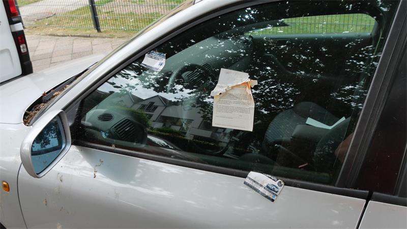 „Geisterauto“ blockiert monatelang Parkplatz in Buxtehude – Abschleppen unmöglich? Der Aufkleber mit der Aufforderung, das Fahrzeug zu entfernen, war mal leuchtend rot. Er stammt aus dem Januar dieses Jahres.