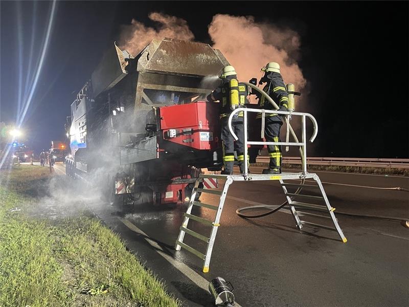 A1: Schwertransport geht auf der Autobahn in Flammen auf Der Auflieger eines Lkw fing aus unbekannten Gründen Feuer. Foto: Feuerwehr/Polizei