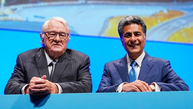 Der Aufsichtsratvorsitzende Hasso Plattner (l) und Punit Renjen bei der SAP-Hauptversammlung im Mai 2023.
