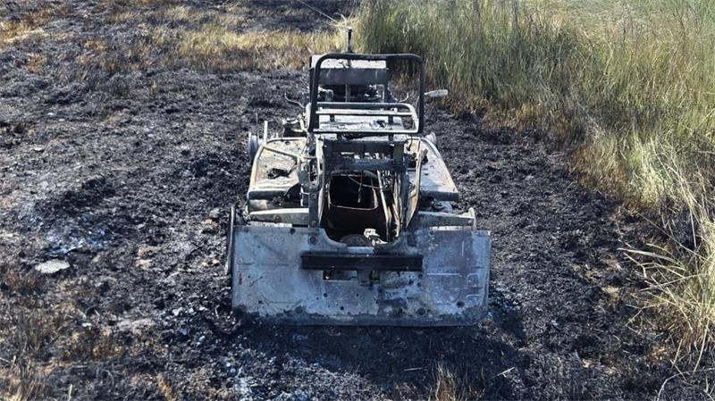 Rasenmäher entzündet sich – Flächenbrand in Oederquart Der Aufsitzrasenmäher stand plötzlich in Flammen.