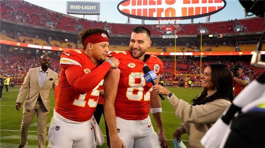 Der Auftritt der Teamkolllegen Patrick Mahomes (l) und Travis Kelce wird mit Spannung erwartet.